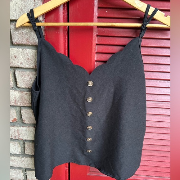 Women’s SHEIN black solid button tank top - Picture 2 of 6